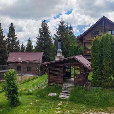 Ansamblu clădire cazare, foișor, teren fotbal cu iarbă
